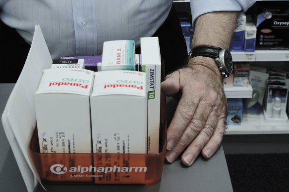 Changing pharmacy dispensing rules could save mo<em></em>ney and help the stressed health system, doctors say.