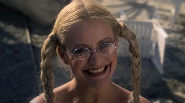 Moo<em></em>nraker girl without braces
