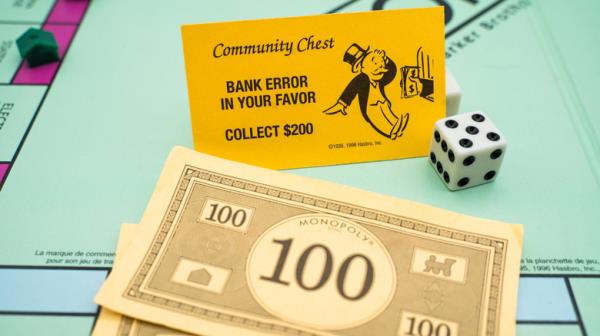 Mo<em></em>nopoly set with monocle-less man