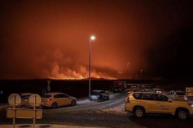 冰岛警告游客远离喷出熔岩和有毒气体的火山_火山气态喷出物_火山喷发毒气