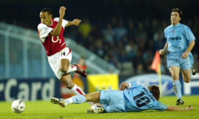 Arsenal’s Thierry Henry (left) is tackled by Celta Vigo’s Alexandr Mostovoi in the last-16 tie in February 2004.