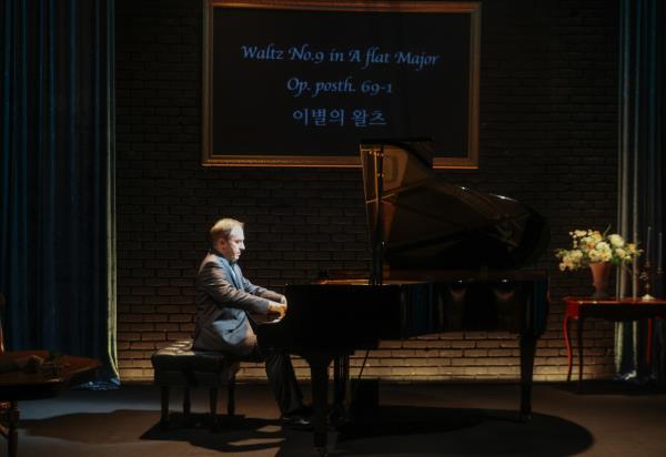 Piotr Kupka performs in “Chopin, Blue Note.” (Yonhap)