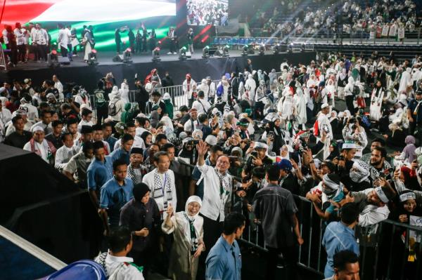 Prime Minister Datuk Seri Anwar Ibrahim leaves after delivering his speech at the rally. — Picture by Hari Anggara