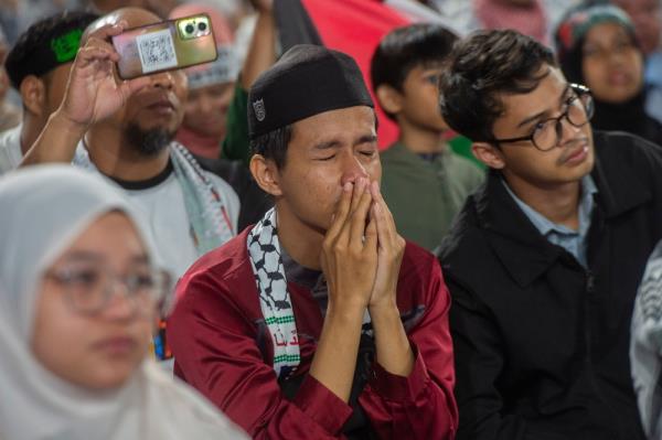 A man reacts after watching a performance at the Solidarity with Palestine rally, October 24, 2023. ― Picture by Shafwan Zaidon