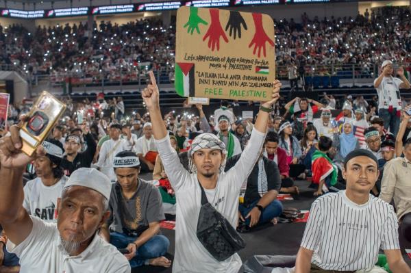 A man holding a placard during the Solidarity with Palestine rally at Axiata Arena, Kuala Lumpur on October 24, 2023. ― Picture by Shafwan Zaidon