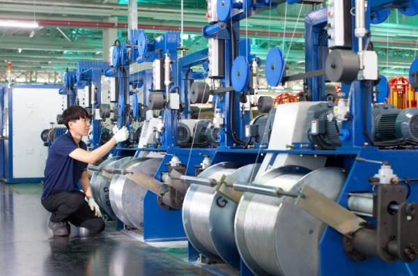 An　employee　of　LS　Cable　&　System　is　working　on　the　aluminium　power　cable　production　line