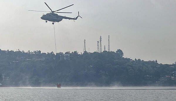 An Mi-17 V5 helicopter of the Indian Air Force co<em></em>nducts a 'Bambi Bucket Operation' to co<em></em>ntrol the fire that broke out in the forests of Kumaon division, in Nainital district of Uttarakhand.