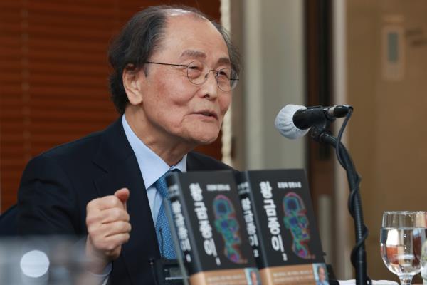 South Korean novelist Jo Jung-rae speaks during a press co<em></em>nference in Jung-gu, central Seoul, Monday. (Yonhap)