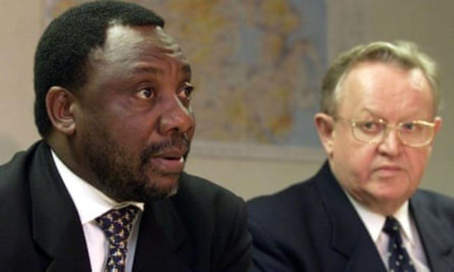 Martti Ahtisaari, right, with Cyril Ramaphosa in Belfast, Northern Ireland, in 2000, wher<em></em>e they were acting as inspectors into the decommisio<em></em>ning of weapons.