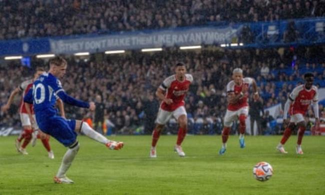 Chelsea midfielder Cole Palmer scores a penalty during the Premier League match against Arsenal.