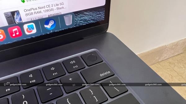 apple macbook air 15 review touch id Apple